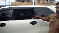 S.-Simangunsong-memperlihatkan-kondisi-mobilnya-usai-dibegal